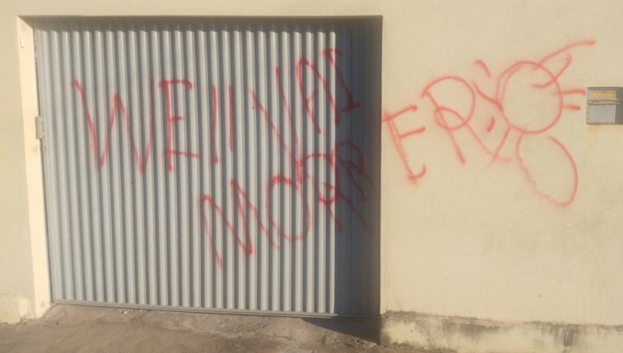 Ameaça deixada no muro e portão de Well Lima